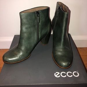 Ecco boots size 39 European. Green leather. 2 1/2 inch heel. Wore once or twice.